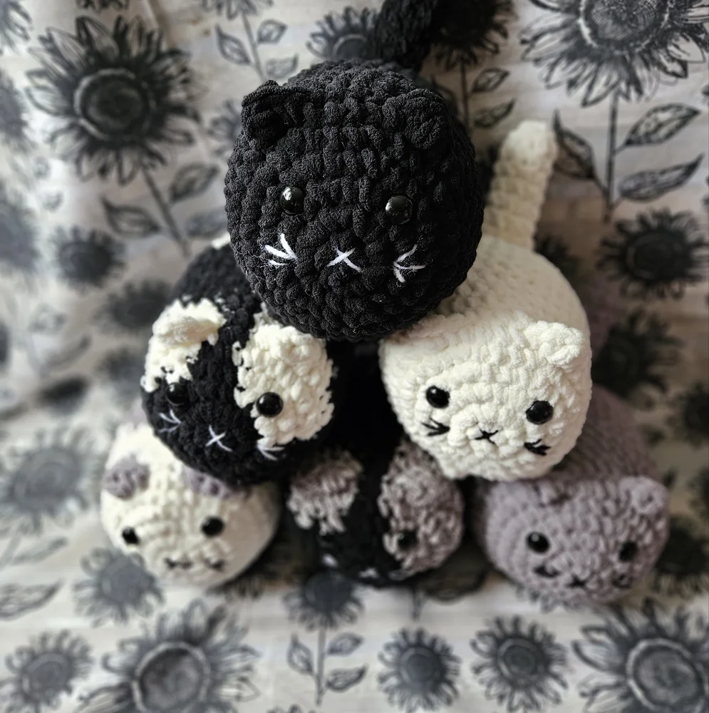 CUSTOM Crochet Chunky Loaf Cat Amigurumi - Picture 6 of 6